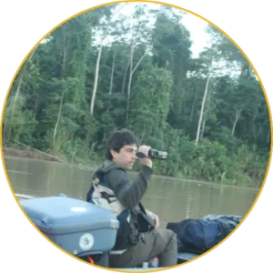 Adolf Sanz fotografiant des d’una canoa en un riu amazònic