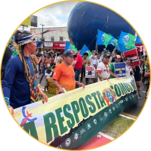 Pancarta «A resposta somos nós» en una manifestació de la COP30