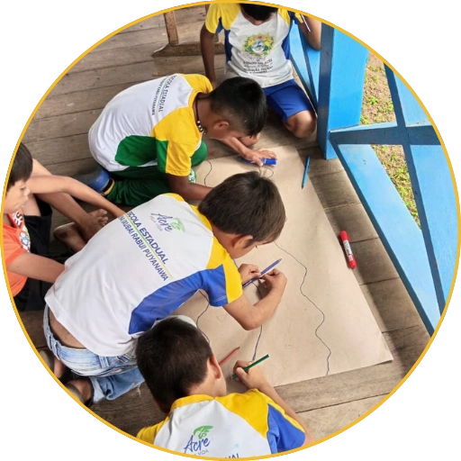 Nens i nenes dibuixant en un taller ambiental