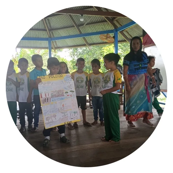 Escola Ixubãy pupils present a poster about the polluted river