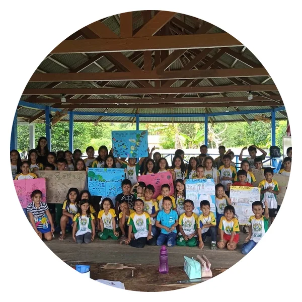 All the pupils of Escola Ixubãy with their posters about the environment