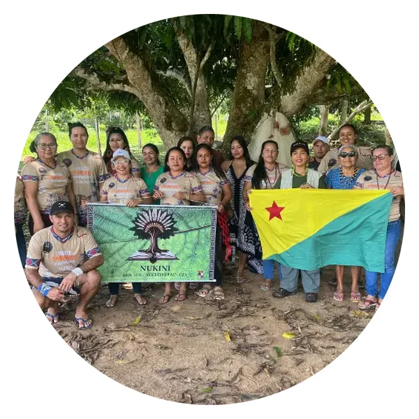 Group from the Nukini community with a school banner and the flag of Acre