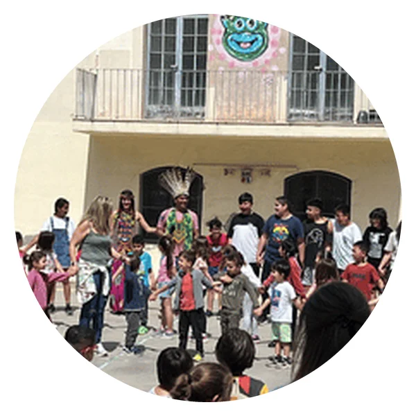 Schülerinnen und Schüler der Escola El Palau tanzen mit Vertretern der Puyanawa auf dem Schulhof