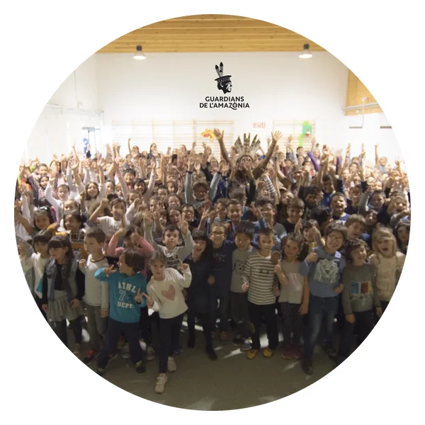 Schülerinnen und Schüler der Escola La Canaleta grüßen in der Turnhalle mit erhobenen Armen