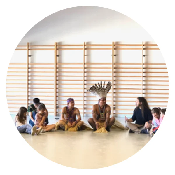 Begegnung mit indigenen Vertretern in einer Schulturnhalle