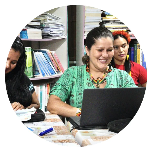 Escola Ixubãy teachers working on laptops during a training session