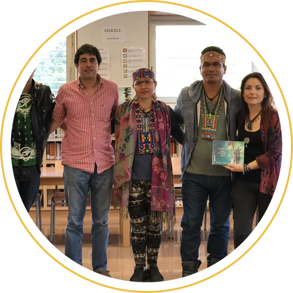 Presentación de la maqueta del cuento en una biblioteca escolar, con Vari y Puwe Puyanawa sosteniendo el libro