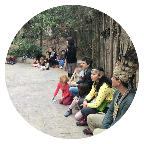 Puwe und Vari Puyanawa mit Schülerinnen und Schülern auf dem Schulhof der Escola d’Educació Viva Momo