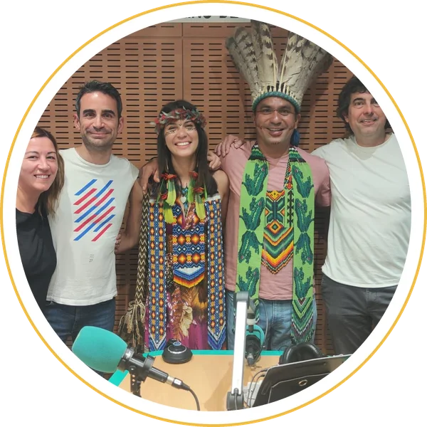 Puwe and Txuku Puyanawa with the Ràdio Molins de Rei team