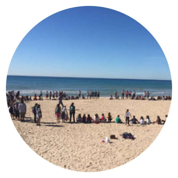 Schülerinnen und Schüler am Strand bei einer Umweltbildungsaktivität