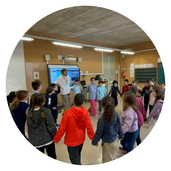 Workshop im Klassenzimmer mit Schülerinnen und Schülern der Escola El Palau in Molins de Rei