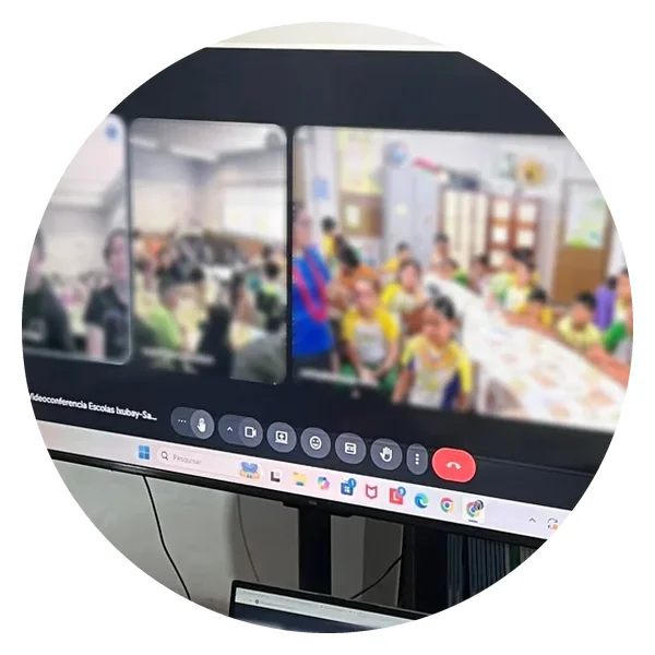 Videokonferenz zwischen der Escola Ixubãy Rabuī Puyanawa und der 6. Klasse der Escola Sant Cristòfor in Begues