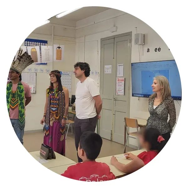 Besuch von Puwe und Txuku Puyanawa in einer Klasse der Escola El Palau in Molins de Rei