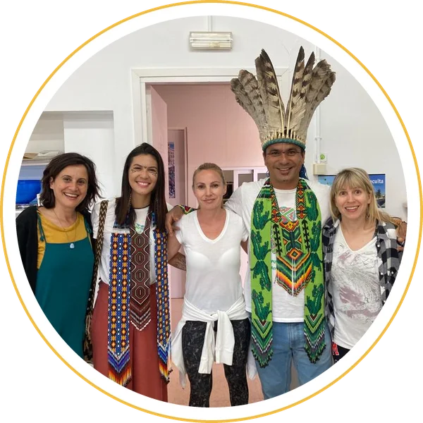 Puwe i Txuku Puyanawa amb la Sònia, de Guardians de l’Amazònia, i mestres de l’Escola Guillem de Claramunt