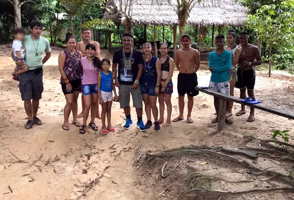 Adolf Sanz y Lidia Amaya con Puwe, Vari y su familia en la aldea Puyanawa, en 2016