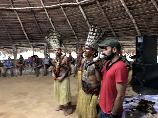 Puwe Puyanawa canta con micrófono junto al técnico de sonido durante la grabación en la aldea