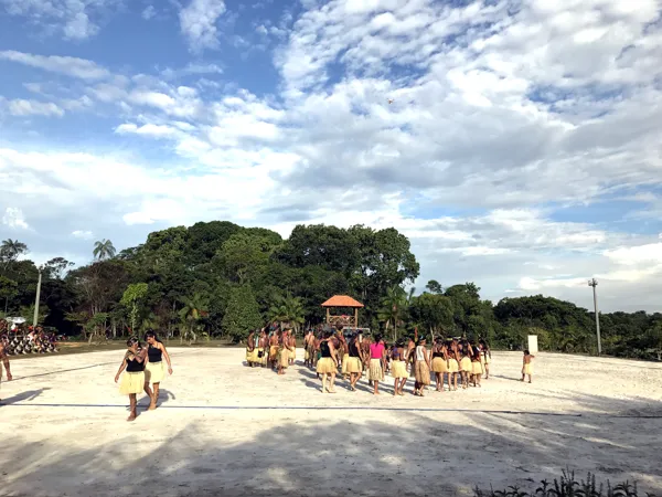 La comunidad Puyanawa danza en la plaza de la aldea