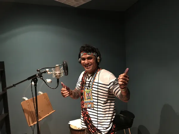 Puwe Puyanawa, con los auriculares y los pulgares arriba, en la cabina de grabación