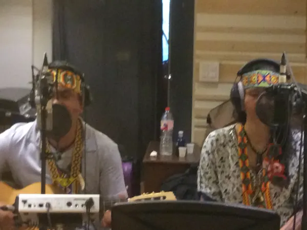 Puwe y Vari Puyanawa cantan en el estudio durante la grabación del disco