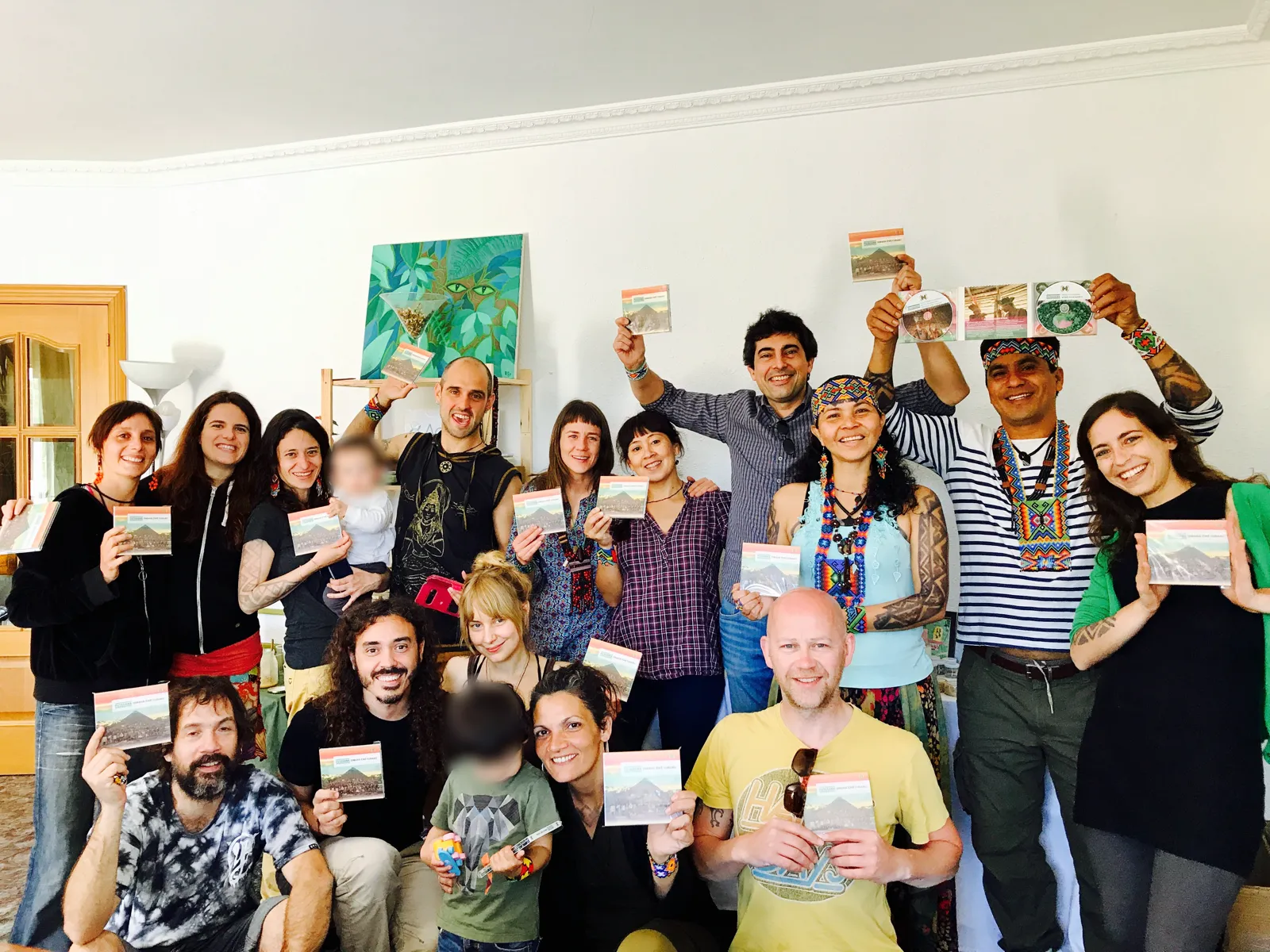 Vari y Puwe Puyanawa, Adolf Sanz y miembros de las asociaciones La Maloka y La Encantada celebran la llegada del disco «Dimãnã ewe yûbabu» mostrando sus ejemplares