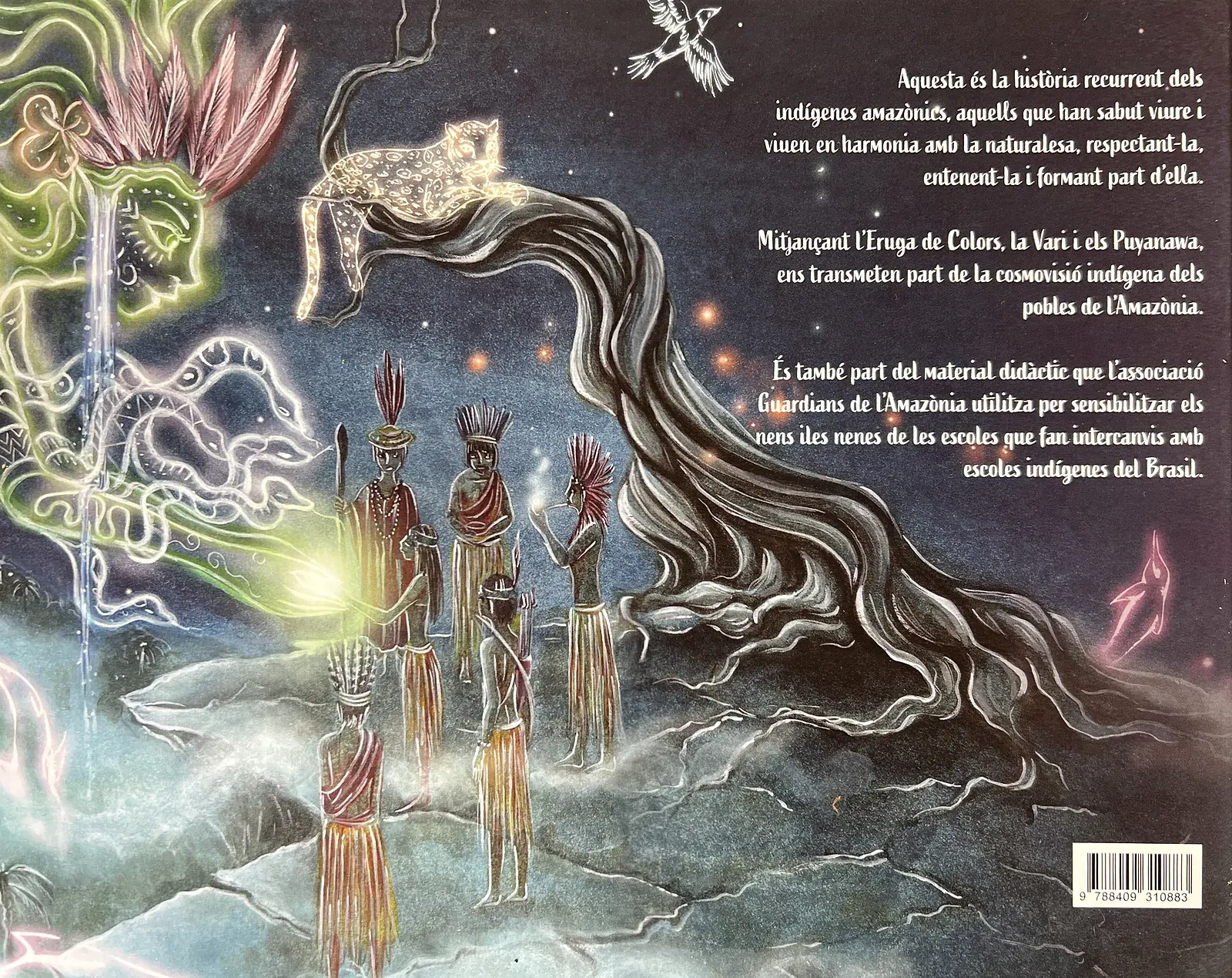 Contraportada del libro: ilustración nocturna con un jaguar, una serpiente luminosa y un grupo de indígenas, y el texto de presentación en catalán