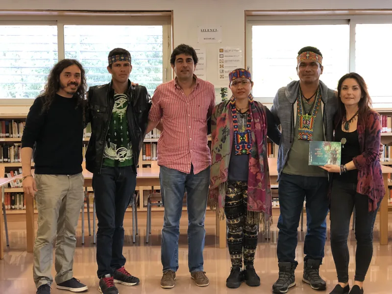 Presentación de la maqueta del cuento en una biblioteca escolar, con Vari y Puwe Puyanawa sosteniendo el libro