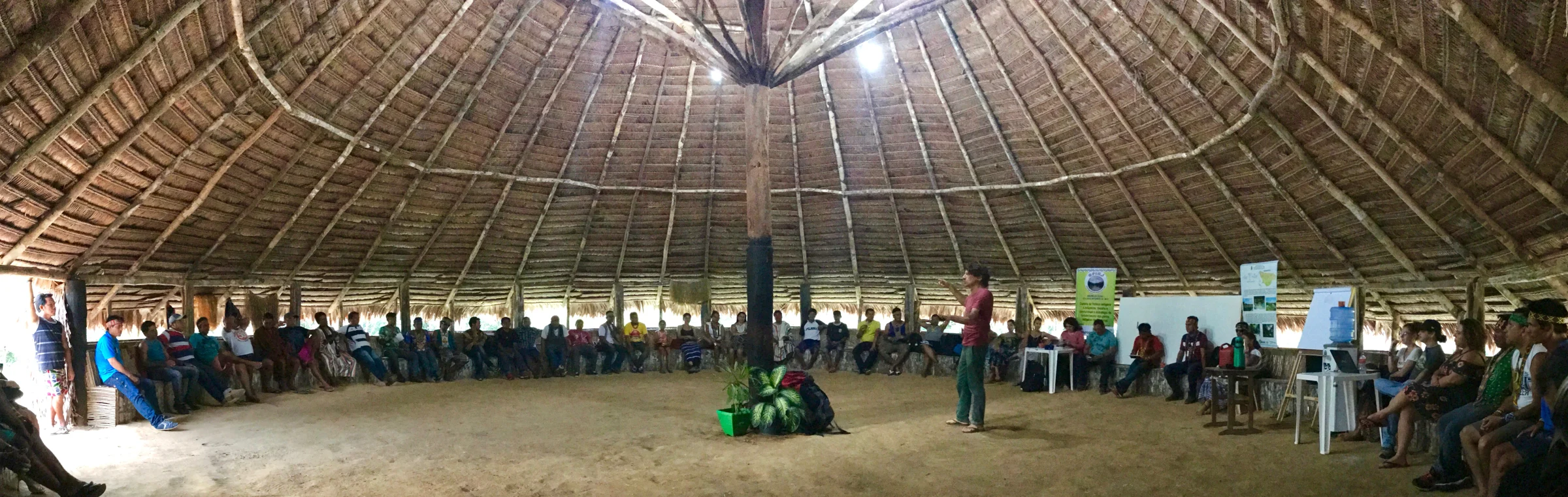 Assemblea en una gran maloca de la comunitat