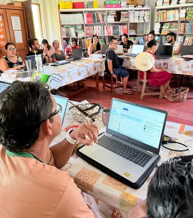 Aula amb educadors treballant amb ordinadors mentre el professor explica dret