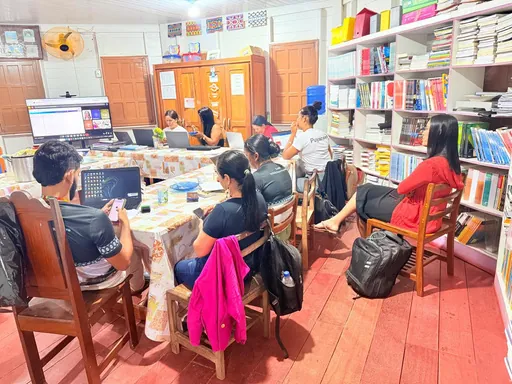Educadors amb portàtils a l'aula seguint una classe a distància