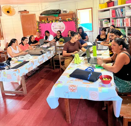 Grup d'educadores treballant al voltant d'una taula durant una classe en línia