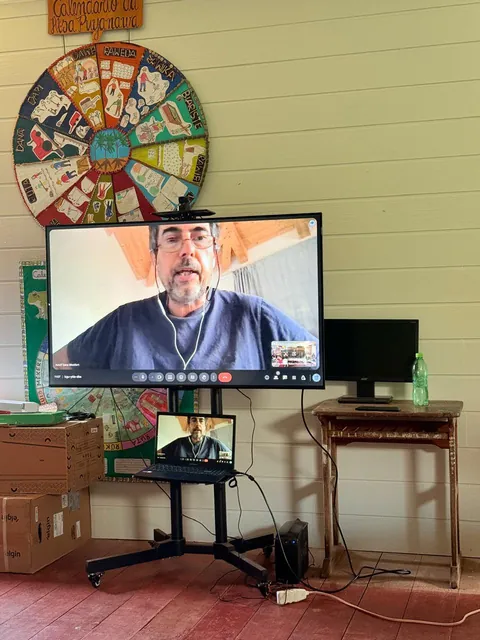 Pantalla de l'aula amb un professor connectat per videoconferència