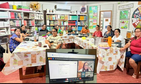 Educadors reunits a l'aula davant la pantalla de la videoconferència
