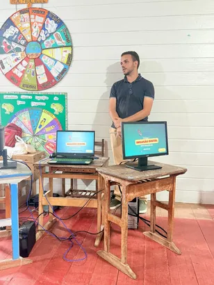 El professor Jonas Anjos al costat de dos ordinadors preparats per a la classe d'inclusió digital