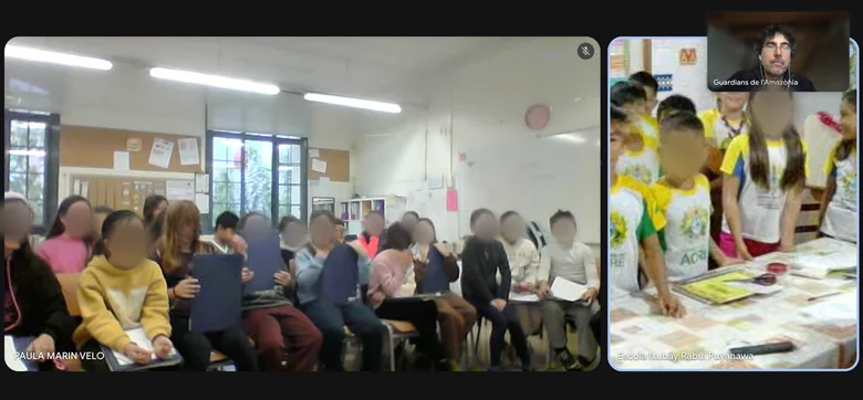 Bildschirmfoto der Videokonferenz: links das Klassenzimmer der Escola El Palau, rechts die Kinder der Escola Ixubãy und oben Adolf Sanz