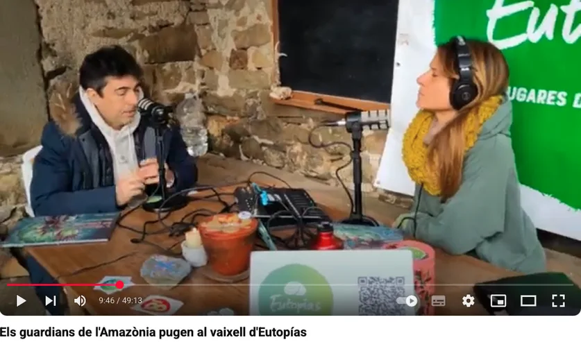 Adolf Sanz und eine Moderatorin sprechen bei der Aufnahme des Podcasts Eutopías in die Mikrofone