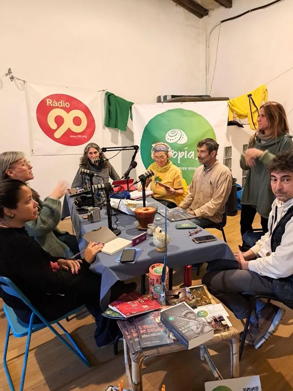 Adolf Sanz und weitere Personen im Studio von Ràdio 90 während der Sendung Pau Brasil